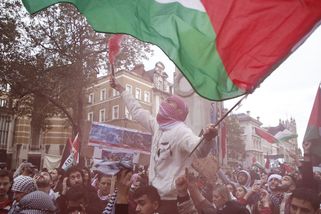 Stotisícová propalestinská demonstrace zneklidnila Británii. V Londýně vlála vlajka tauhídu - Novinky